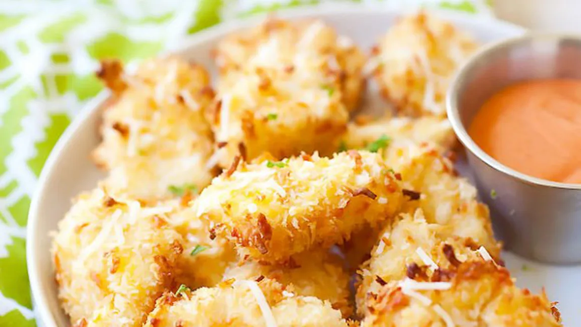 Reţeta zilei: Nuggets de pui la cuptor cu parmezan