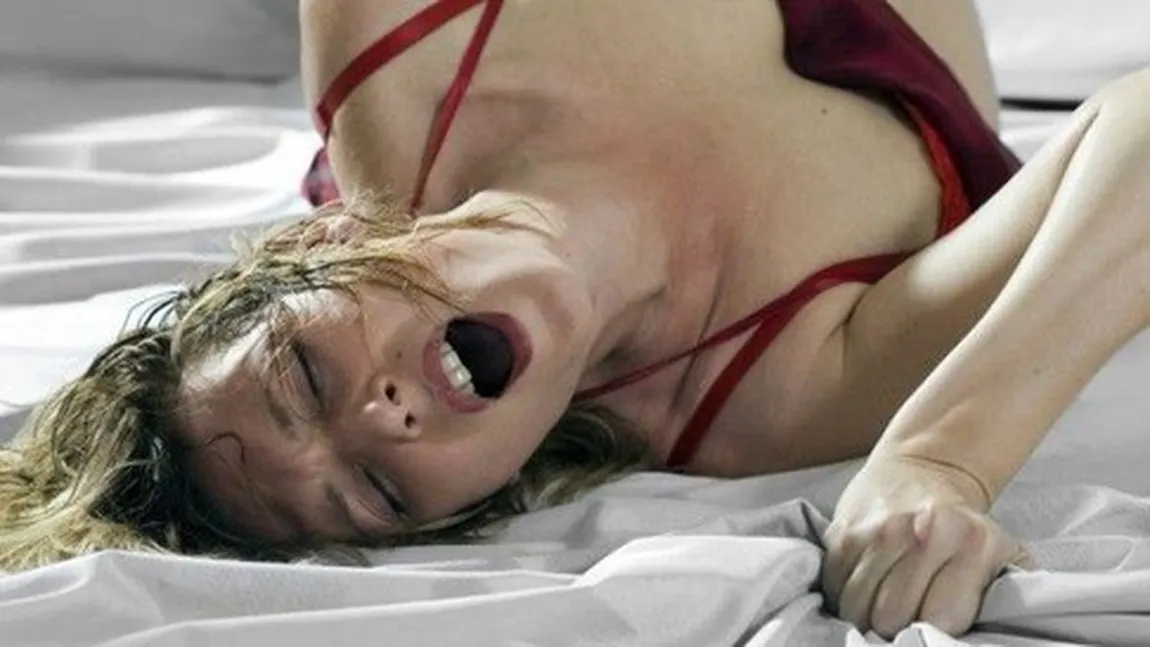 O boală rară o face să leşine în timp ce face sex. Cum i-a afectat asta viaţa de cuplu
