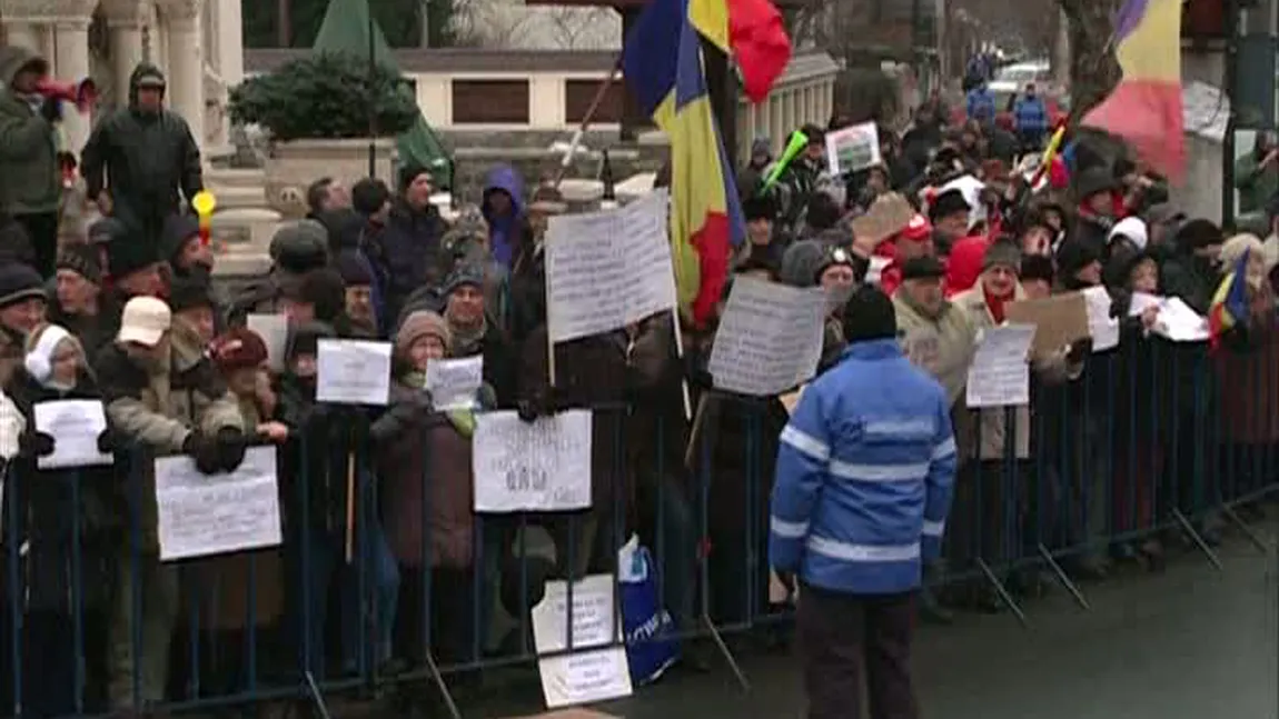 A treia zi de proteste la Cotroceni. Oamenii au scandat împotriva preşedintelui Iohannis