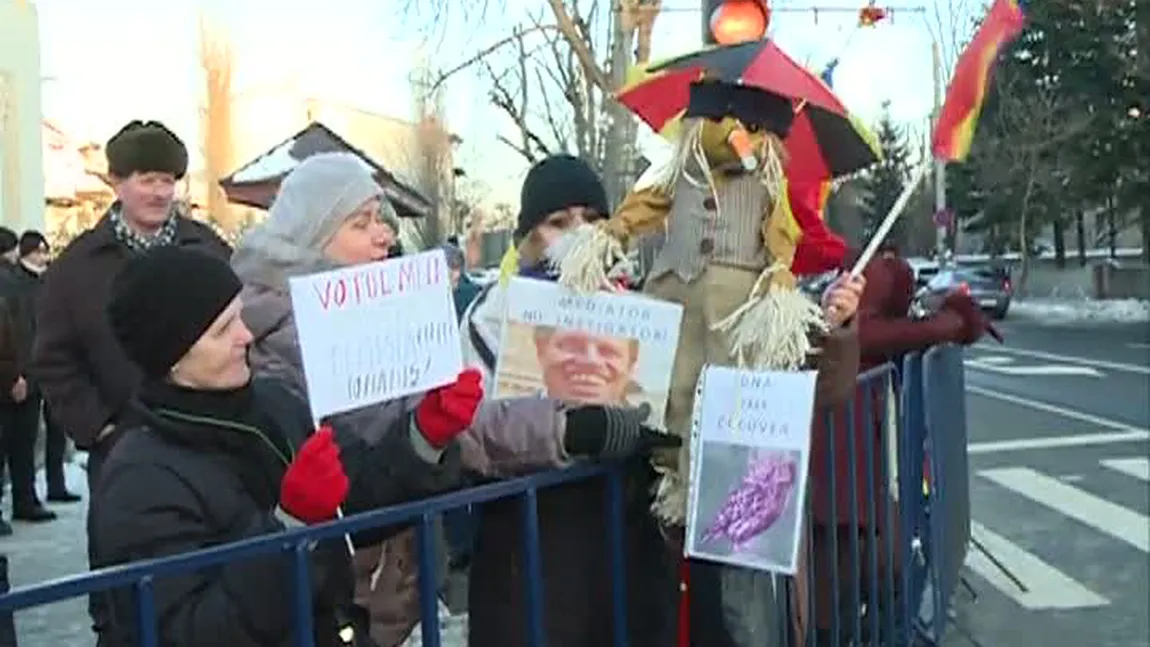 Protestul din faţa Palatului Cotroceni s-a încheiat cu o horă