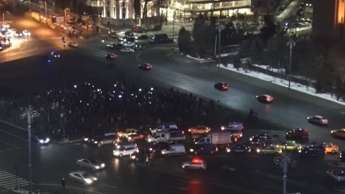 Protestele din Piaţa Victoriei şi din faţa Palatului Cotroceni continuă şi în weekend. Zeci de persoane sunt la ambele palate