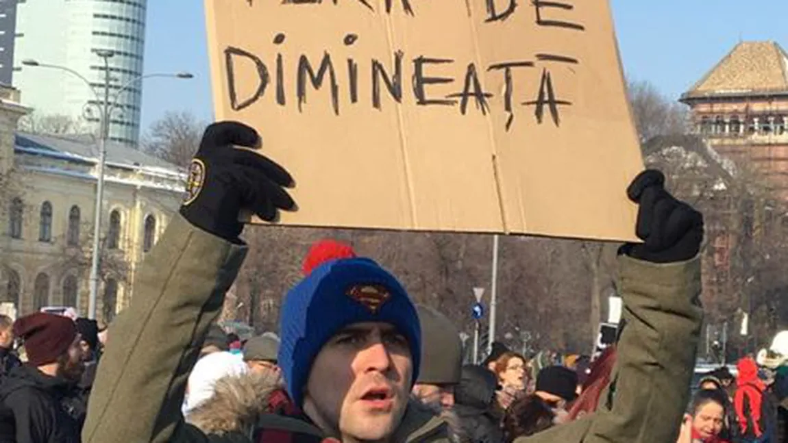 Proteste Bucureşti. Cele mai haioase pancarte de la manifestaţia din Piaţa Victoriei GALERIE FOTO
