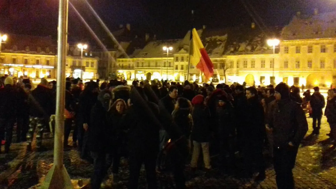 Un şofer din Sibiu a vrut să intre cu maşina în grupul de protestatari, fiind la un pas să lovească oamenii