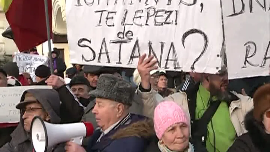 Un nou protest în faţa Palatului Cotroceni. Oamenii cer demisia preşedintelui Klaus Iohannis