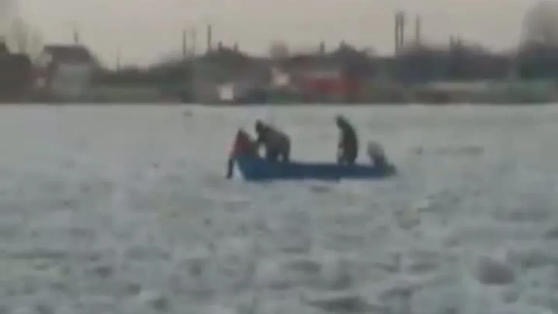 Situaţie critică pe Dunăre. Fluviul a îngheţat şi a izolat sute de oameni. Localnicii nu au acces la hrană şi medicamente VIDEO