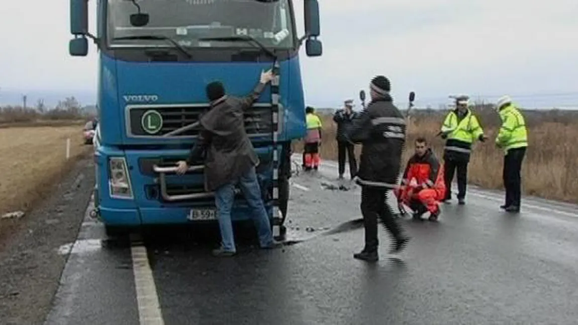 Accident grav pe DN1A. Un tir s-a răsturnat într-o curbă peste un autoturim aflat în mers