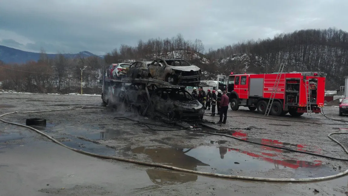 Un TIR încărcat cu opt maşini a luat foc în Caraş-Severin. Patru autoturisme au explodat VIDEO UPDATE