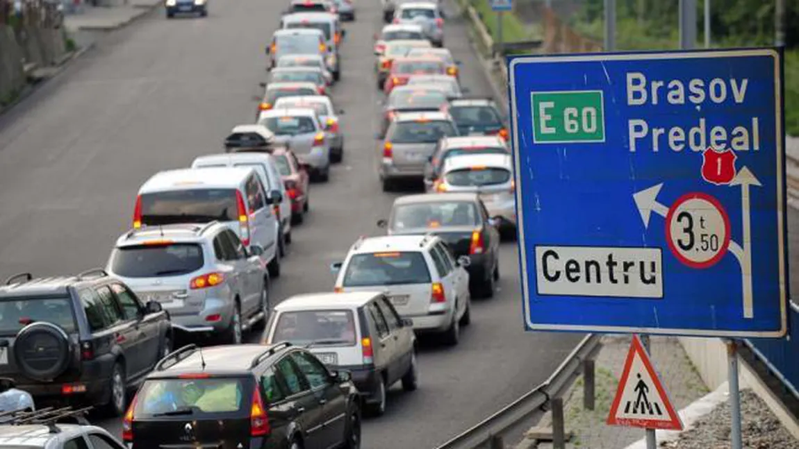 Trafic intens pe Valea Prahovei. Se circulă în coloană la intrarea în Comarnic şi Braşov