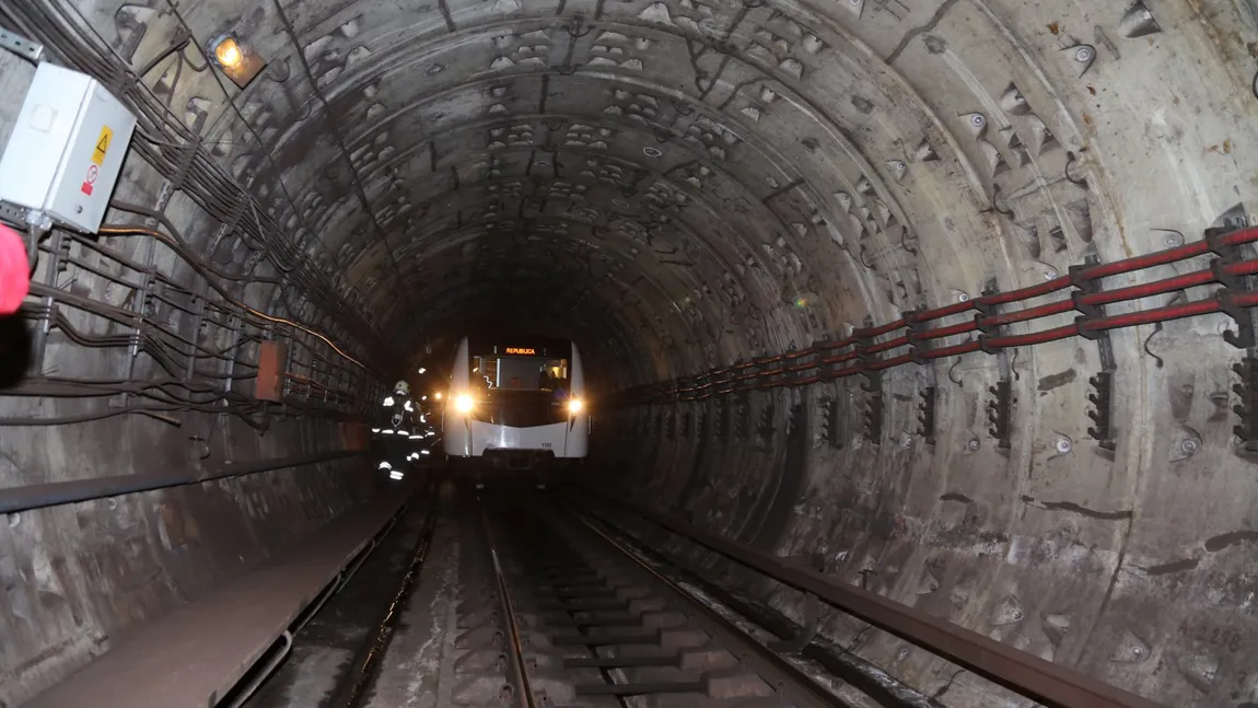 Alarmă de incendiu la staţia de metrou Tineretului. Se circulă normal pe magistrala Unirii-Berceni FOTO