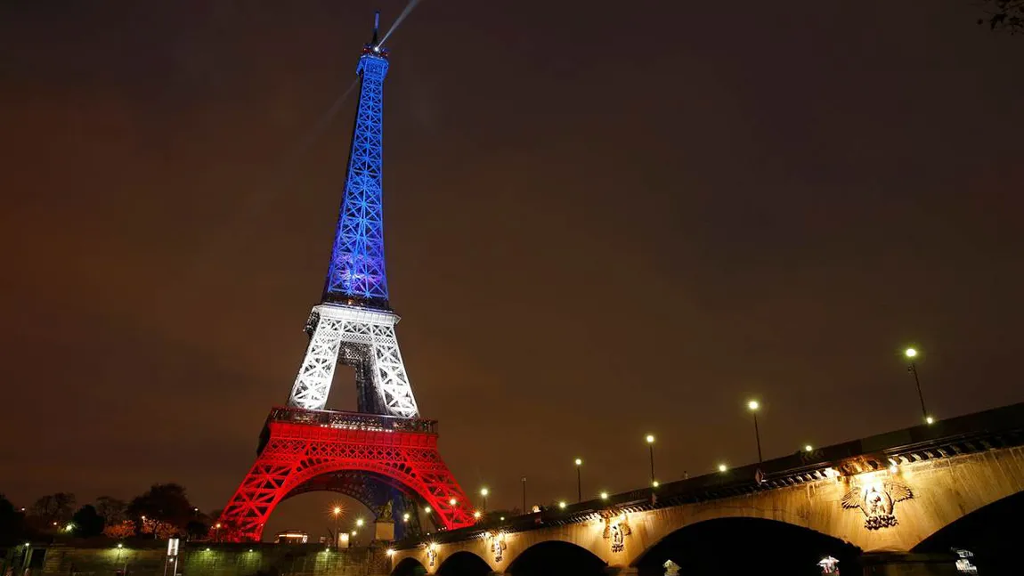 Franţa ia noi măsuri de securitate: Turnul Eiffel va fi protejat de un perete de sticlă antiglonţ