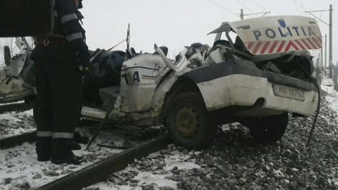 Maşină de poliţie lovită de tren. Salvatorii au intervenit de urgenţă