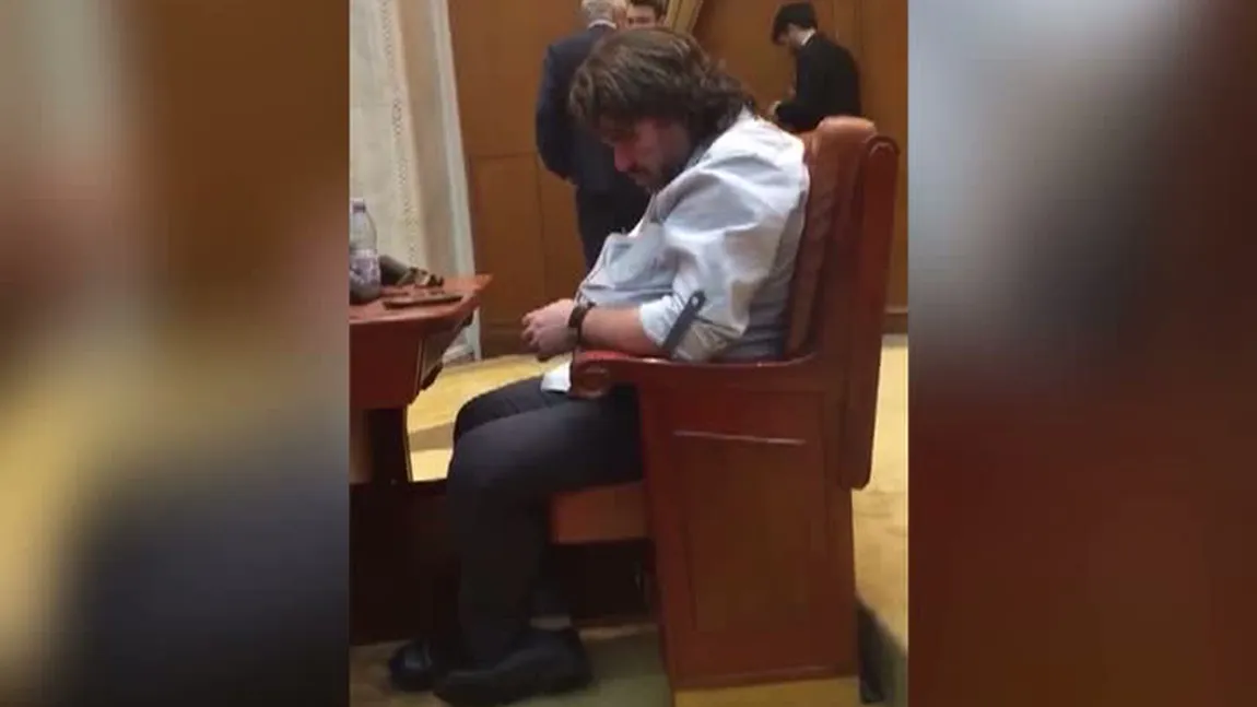 Imaginile zilei! Un parlamentar USR, fimat când dormea în plenul Parlamentului VIDEO