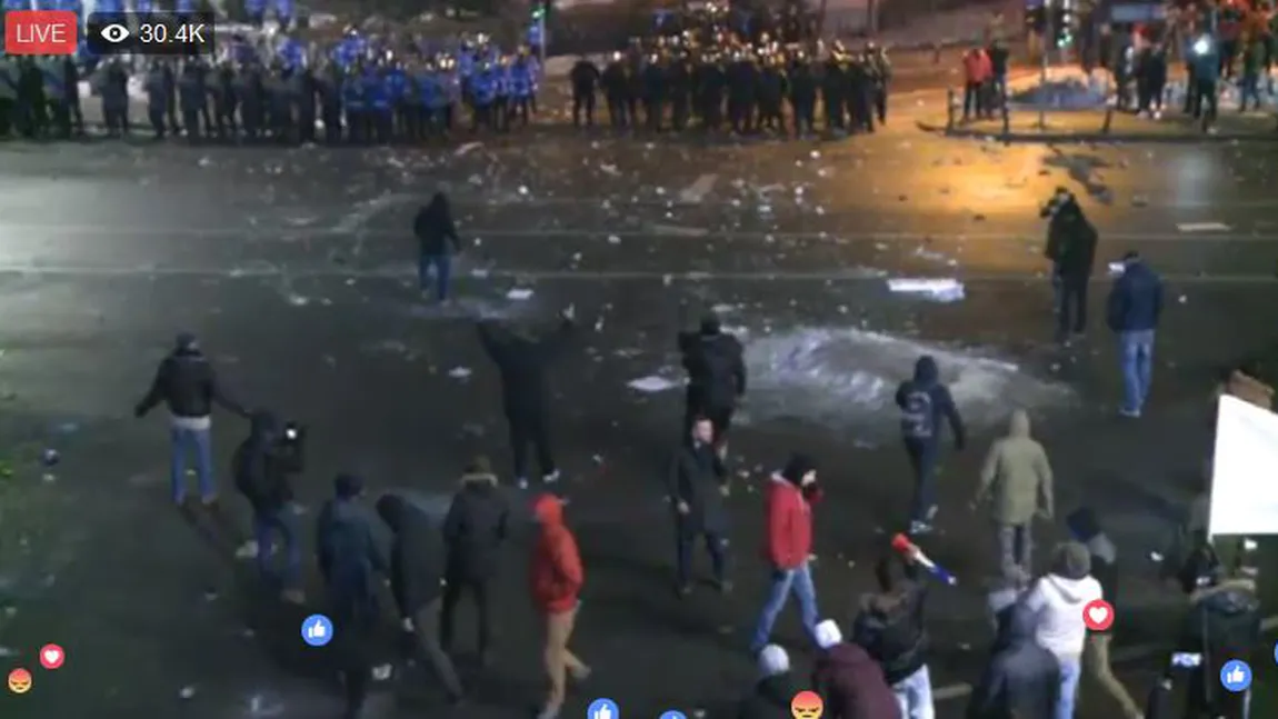 În Piaţa Victoriei manifestanţii au aruncat cu obiecte pirotehnice. Doi jandarmi au fost răniţi VIDEO