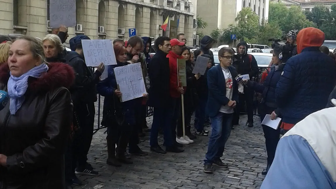 Protest în faţa Ministerului Sănătăţii. Oamenii au cerut ca toţi pacienţii cu fibroză chistică să beneficieze de asistenţi personali