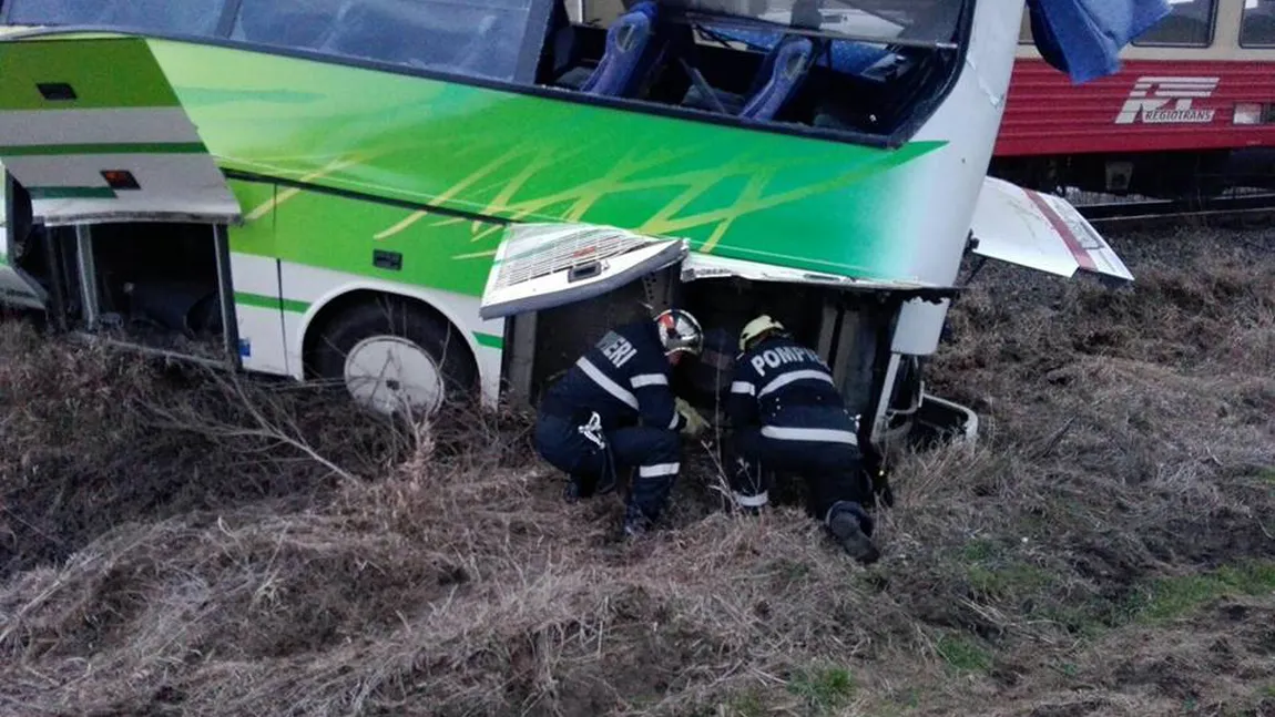 Autocar lovit de tren, intervenţie de urgenţă. Imaginile îţi vor tăia respiraţia GALERIE FOTO