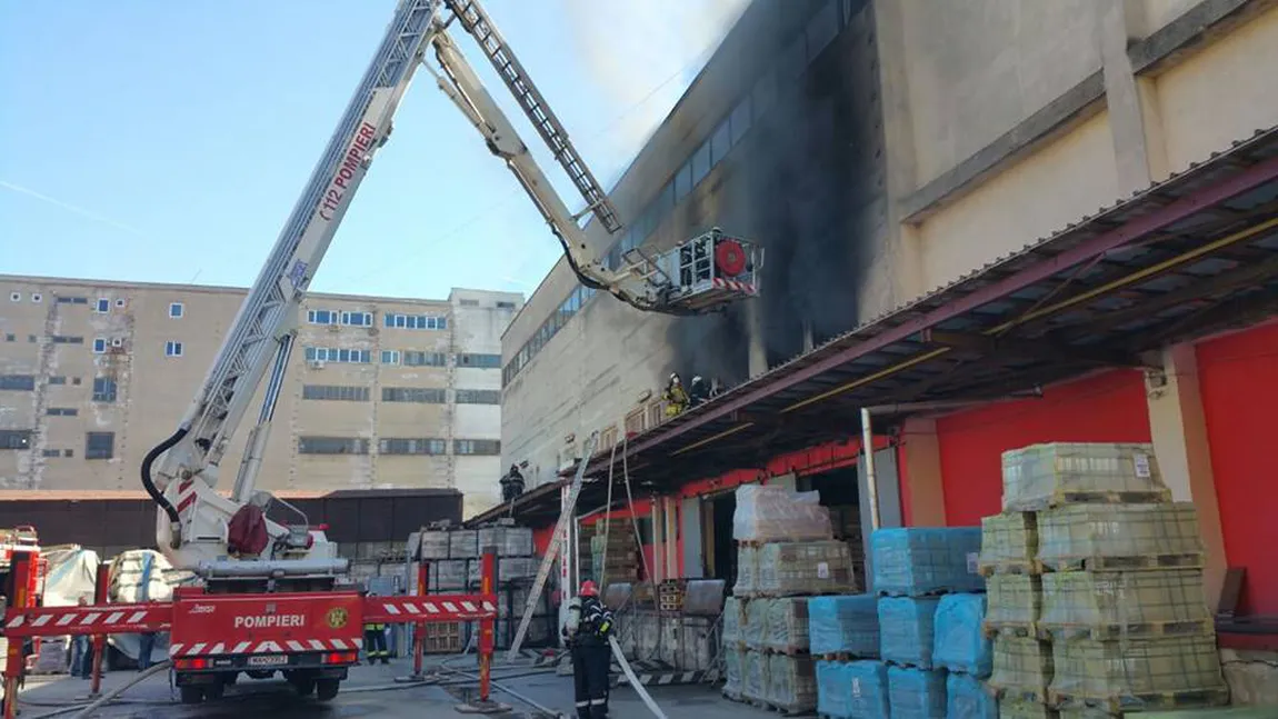 Incendiu la un depozit din Valea Cascadelor, în cartierul bucureştean Militari GALERIE FOTO