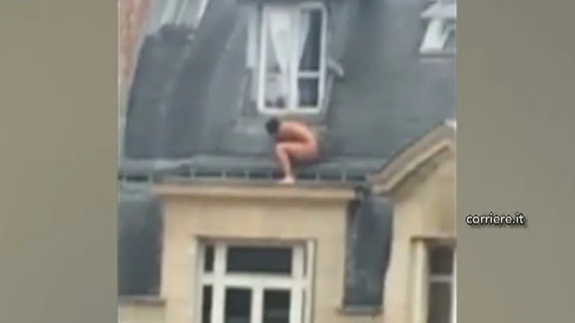 Amantul de pe acoperiş. Un bărbat gol-puşcă a fost filmat pe o clădire VIDEO