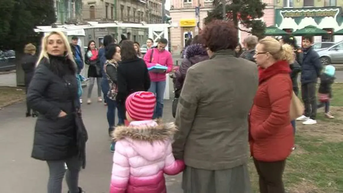 Aproximativ 50 de mame s-au adunat la Arad pentru a cere normalitate în spitale
