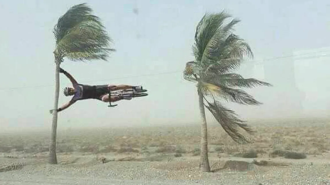 Ciclişti luaţi de vânt, cu tot cu biciclete. Imagini apocaliptice din timpul unei curse VIDEO