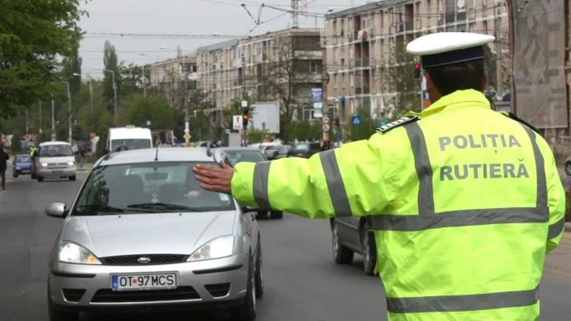 Poliţist rănit în Capitală după ce a fost târât cu maşina de un şofer care nu a oprit la semafor. S-au tras focuri de armă