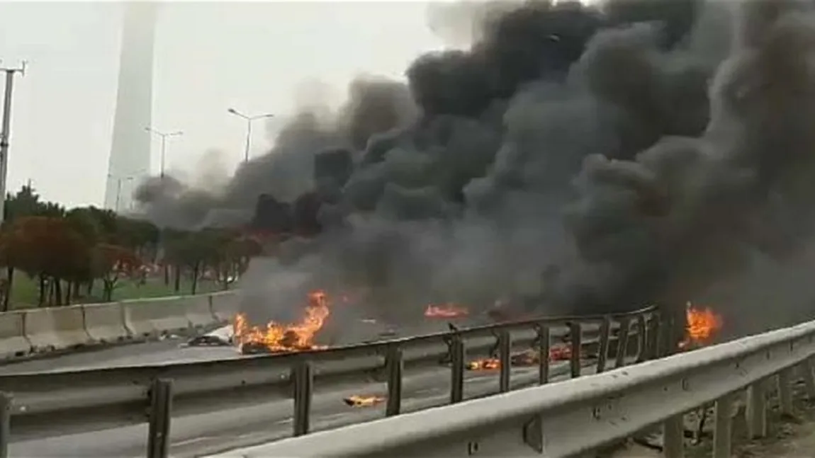 Istanbul: Un elicopter a lovit un turn de televiziune, apoi s-a prăbuşit pe şosea. Cinci persoane au murit VIDEO