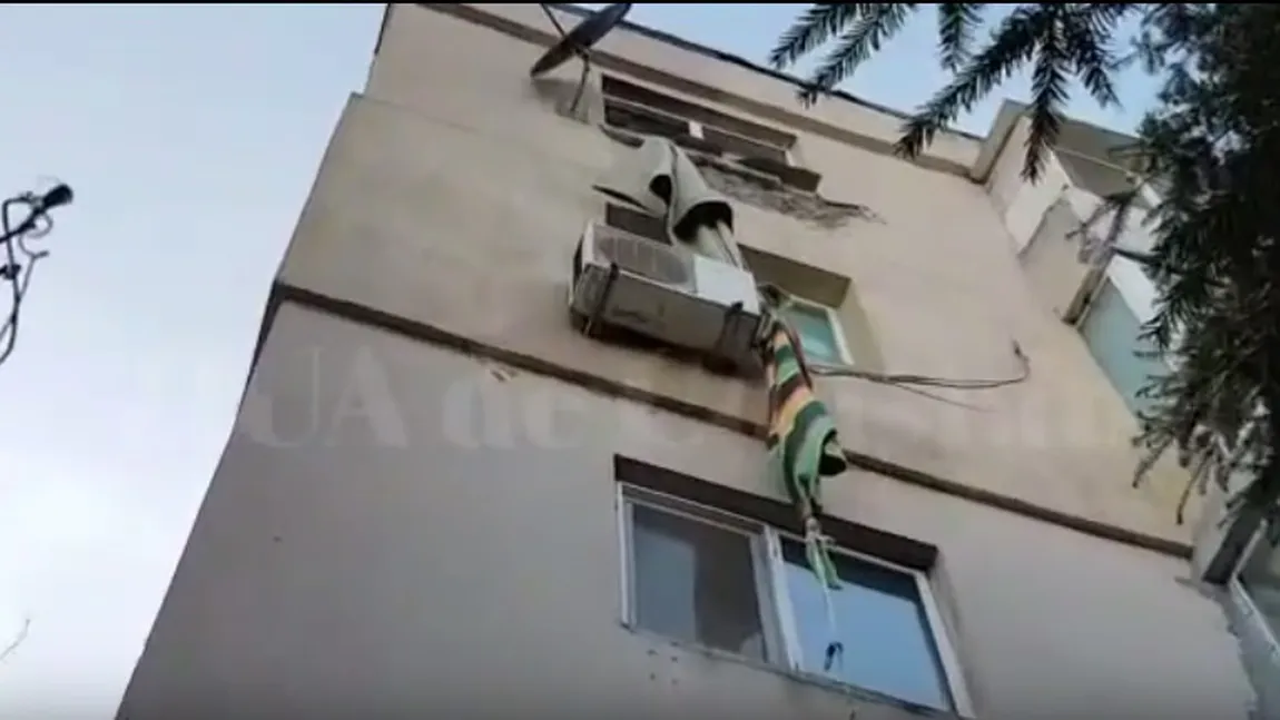 Un copil a fugit de acasă coborând de la etajul 4 pe o scară improvizată din cearşafuri