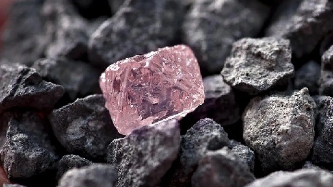 Un pastor a găsit un diamant de 709 karate. Este unul dintre cele mai mari diamante netăiate din lume
