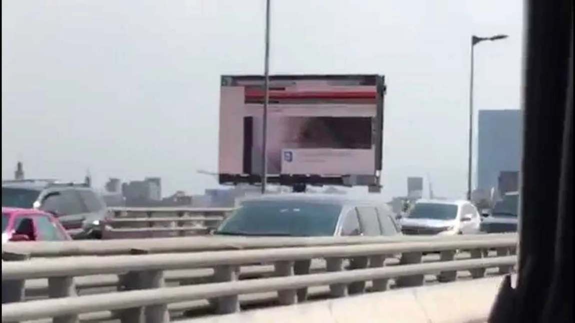 Un ecran publicitar instalat pe o autostradă din Mexic a difuzat imagini porno