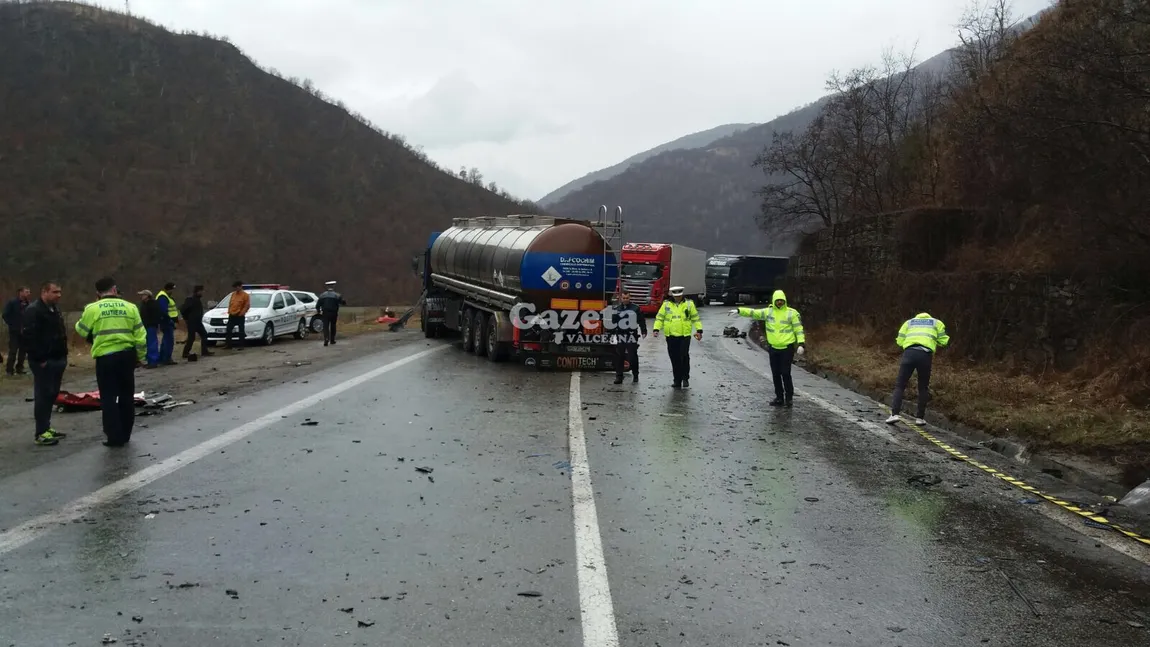 Accident grav în Valcea, a intrat cu maşina într-o autocisternă. O femeie a murit pe loc, şoferul a rămas încarcerat