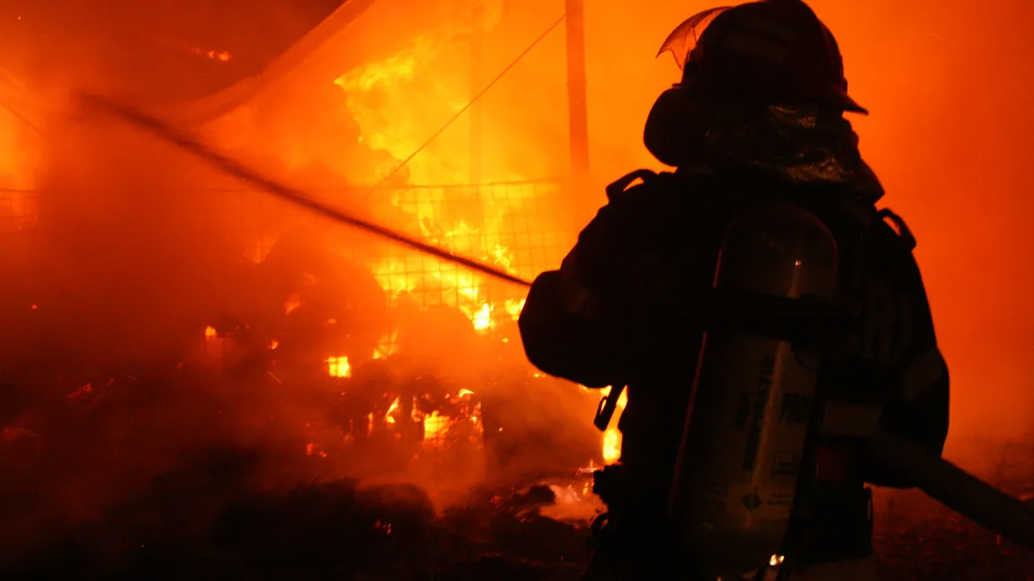 Incendiu puternic la o casă situată într-un complex din Prahova. Patru echipaje de pompieri au intervenit de urgenţă