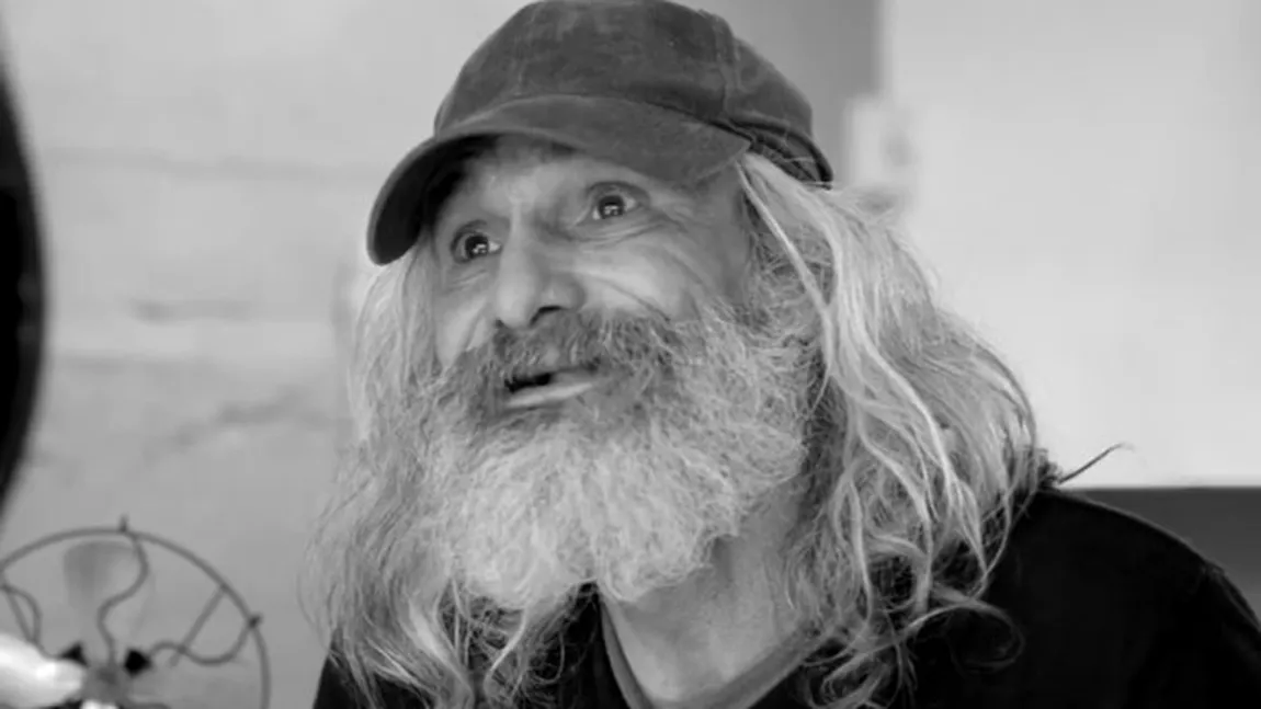 Acest om al străzii a fost spălat, tuns, frezat şi îmbrăcat normal, iar reacţia lui după transformare e ULUITOARE