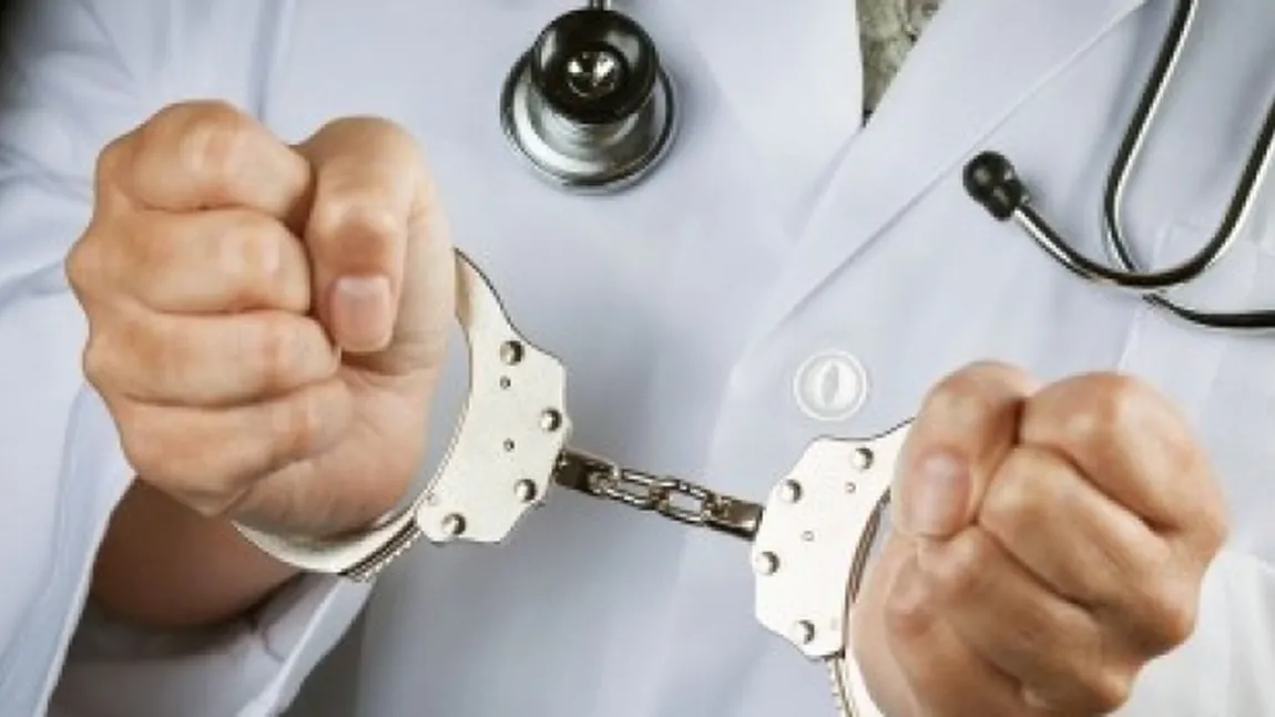 Constanţa: Medic reţinut de poliţişti pentru că emitea certificate de deces în fals