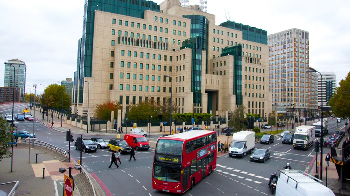 MI6 are nevoie de noi agenţi şi îşi face publicitate inclusiv în cinematografe