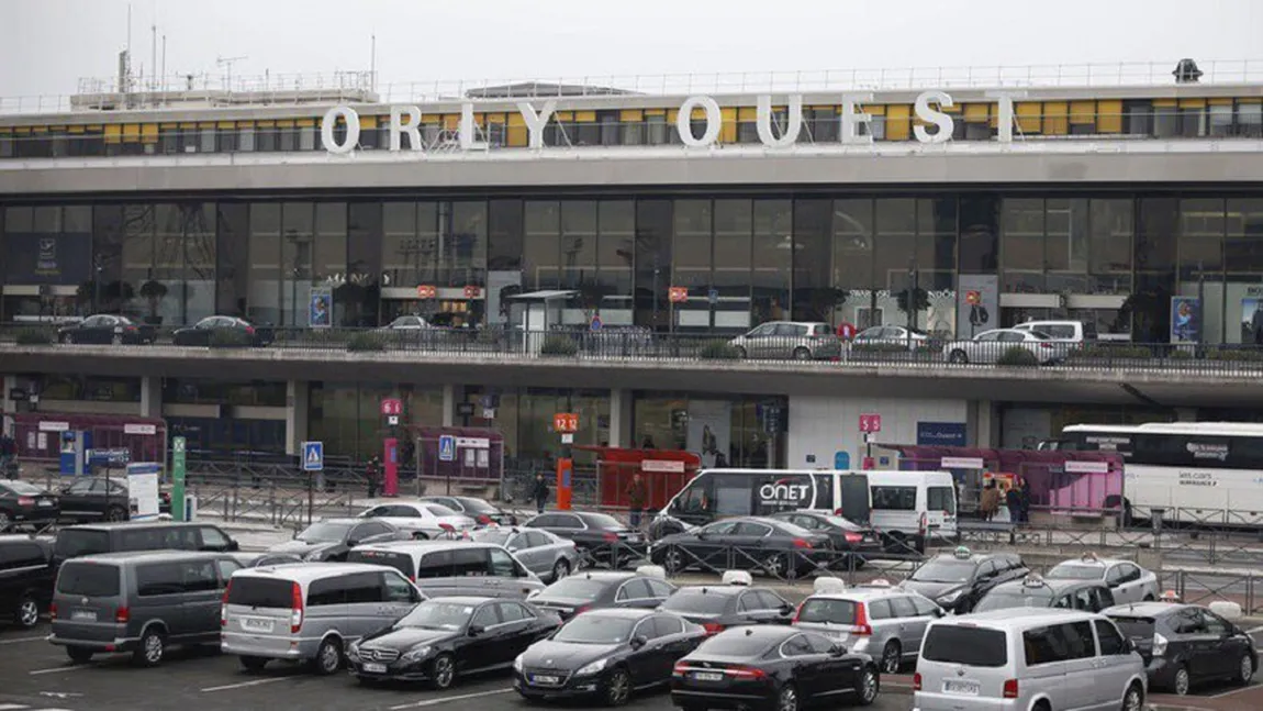 Panică pe aeroportul Orly din Paris. Un bărbat a fost împuşcat de poliţie. Aeroportul a fost evacuat