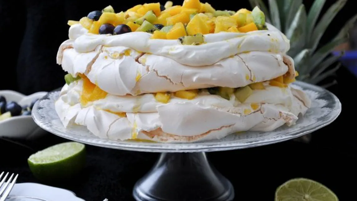 Prăjitură Pavlova cu citrice şi mango