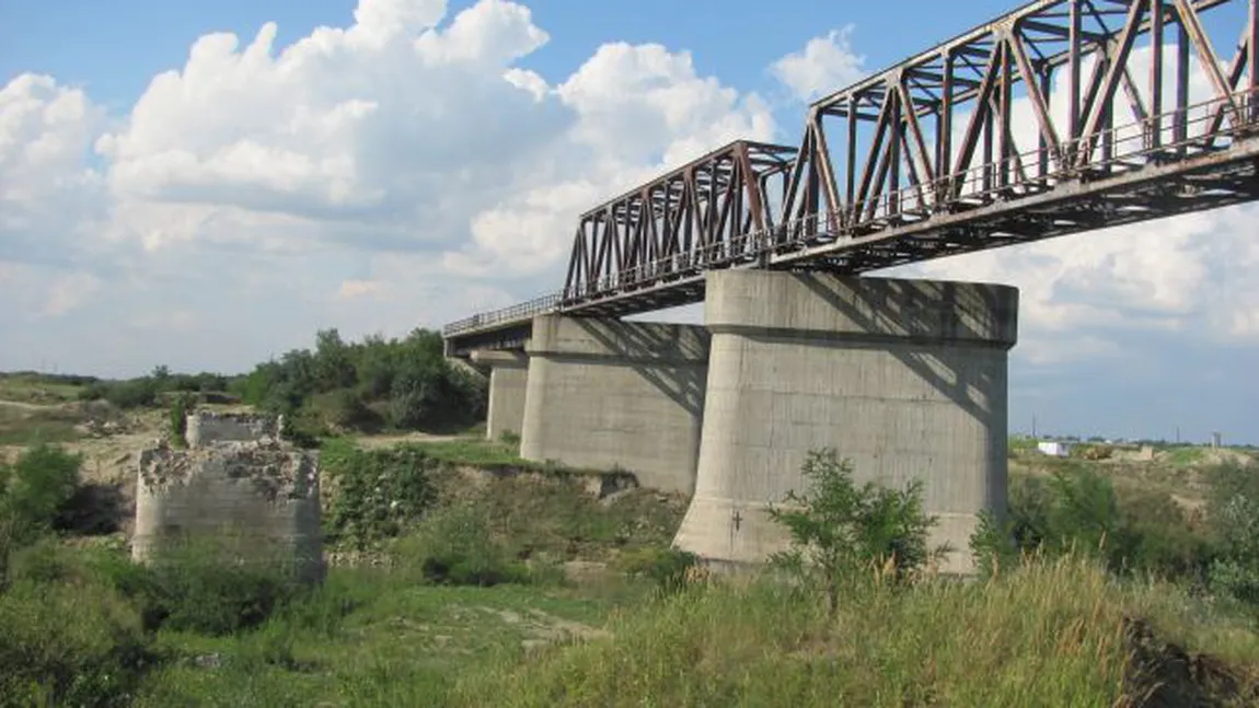 Podul de cale ferată de la Grădiştea, dintre Bucureşti şi Giurgiu, prăbuşit în urmă cu 12 ani, ar putea fi reconstruit în doi ani