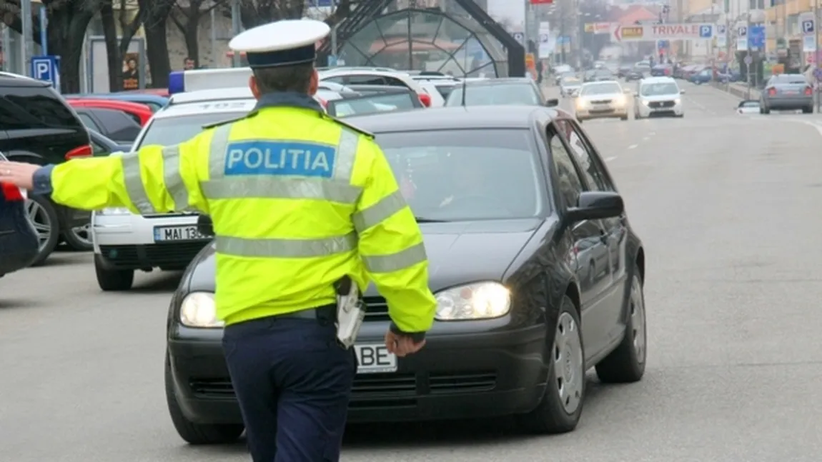 Şofer băut, cercetat după ce a lovit cu piciorul un poliţist care, în cădere, şi-a fracturat antebraţul