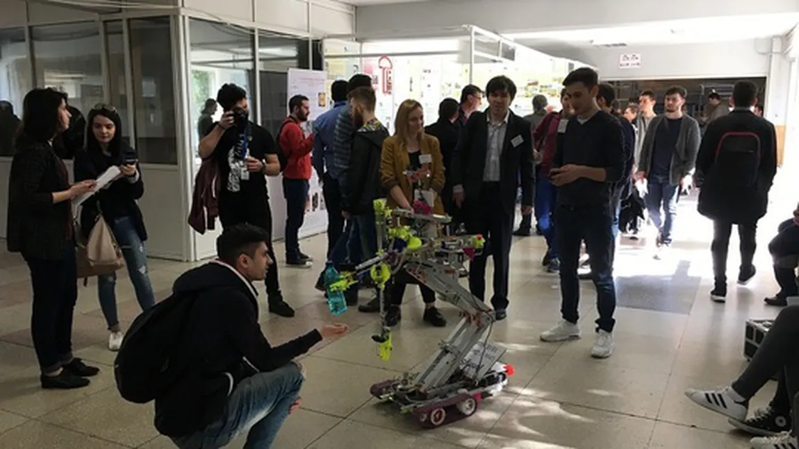 Succes pentru elevii români. Un roboţel coordonat prin telefon, capabil să execute mai multe sarcini, premiat la un concurs