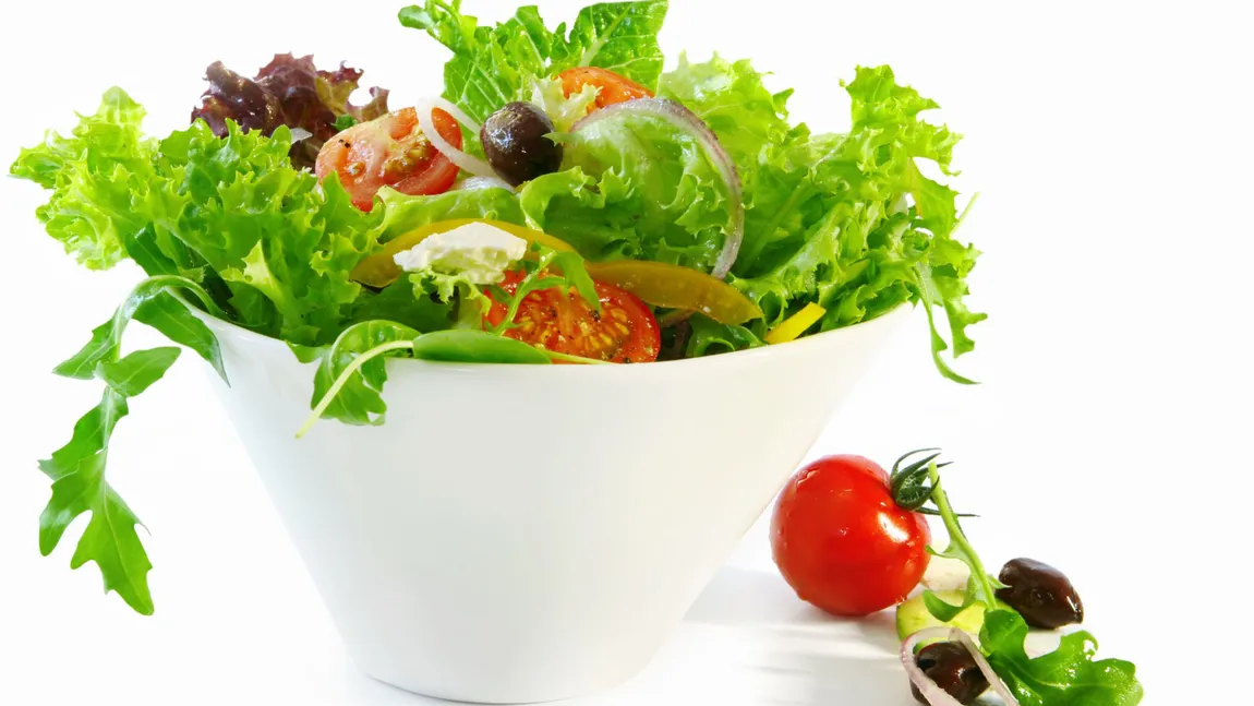 Dieta cu salată verde: slăbeşti fără să te înfometezi