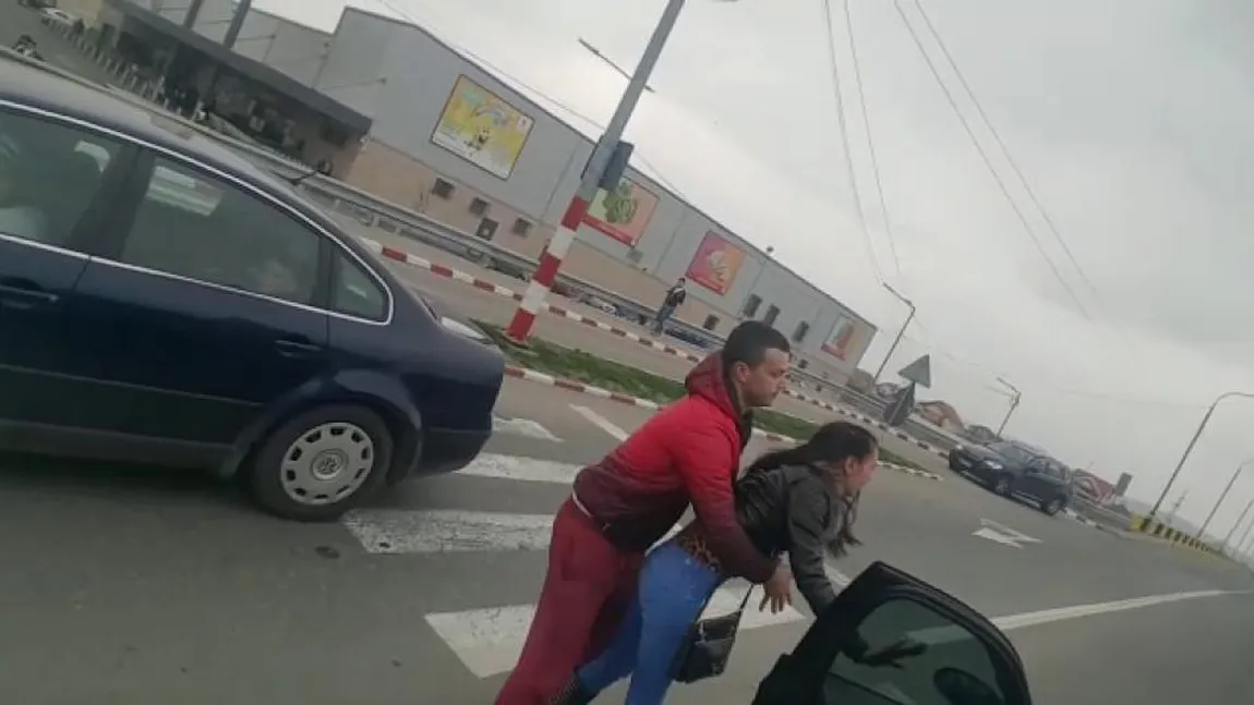 Scandal în plină stradă, în Gorj. Oameni bătuţi după ce au sărit să apere o tânără agresată de soţ VIDEO