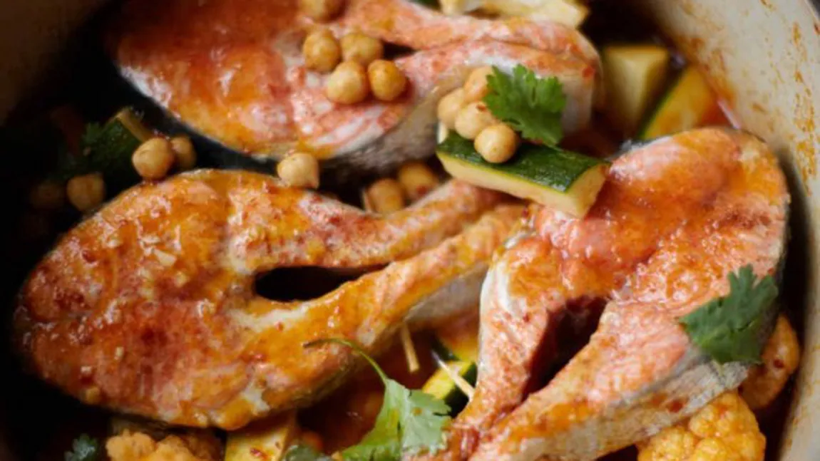 REŢETA ZILEI: Găteşte somon cu legume în stil marocan, ca Martha Stewart
