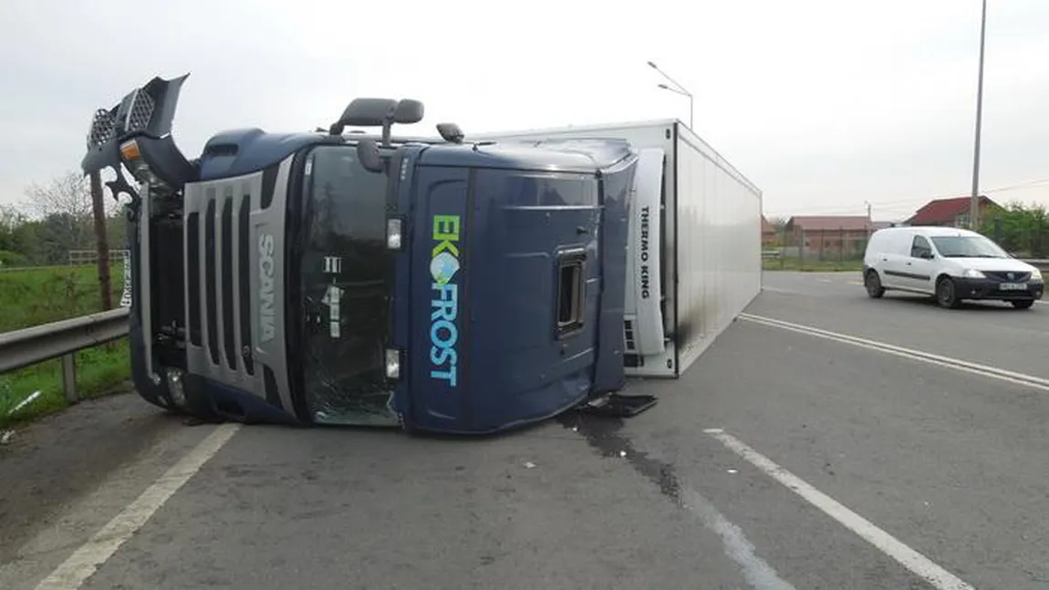 Accident în Timiş. Un tir plin cu frigidere s-a răsturnat pe şosea