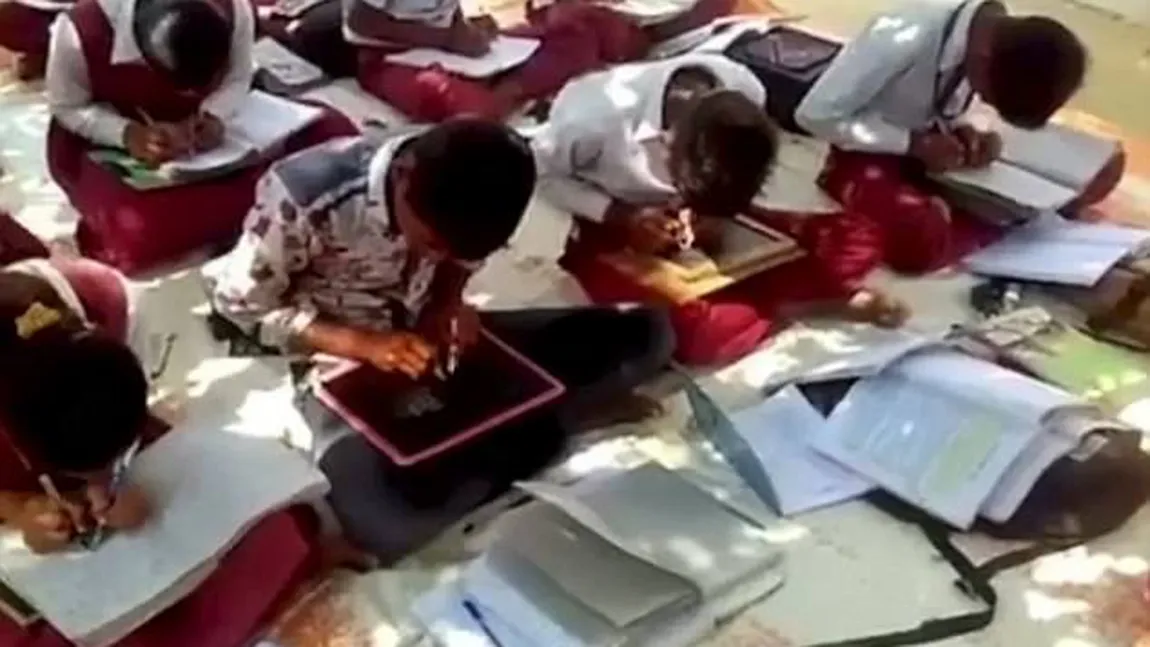 Elevii unei şcoli sunt obligaţi să scrie cu ambele mâini simultan