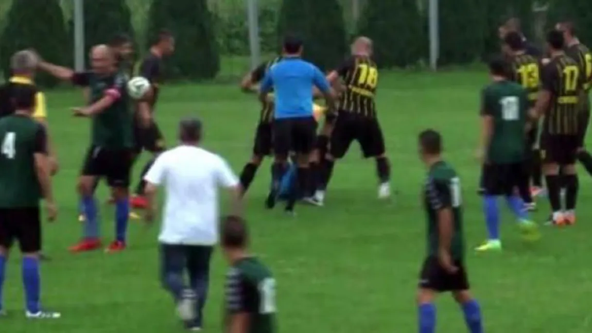 SCENE ŞOCANTE în fotbalul românesc. Femeie-arbitru, BĂTUTĂ cu bestialitate la un MECI