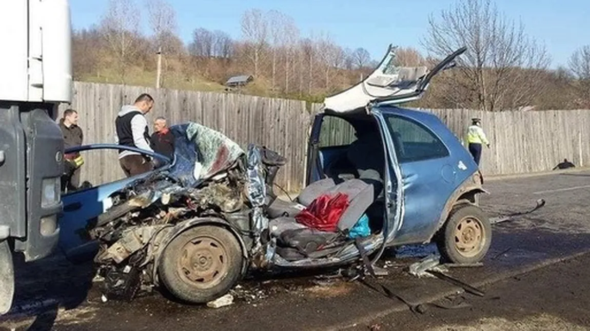 Accident grav, a intrat cu maşina într-o autobasculantă. O mamă şi fiica ei de 11 ani, în stare gravă