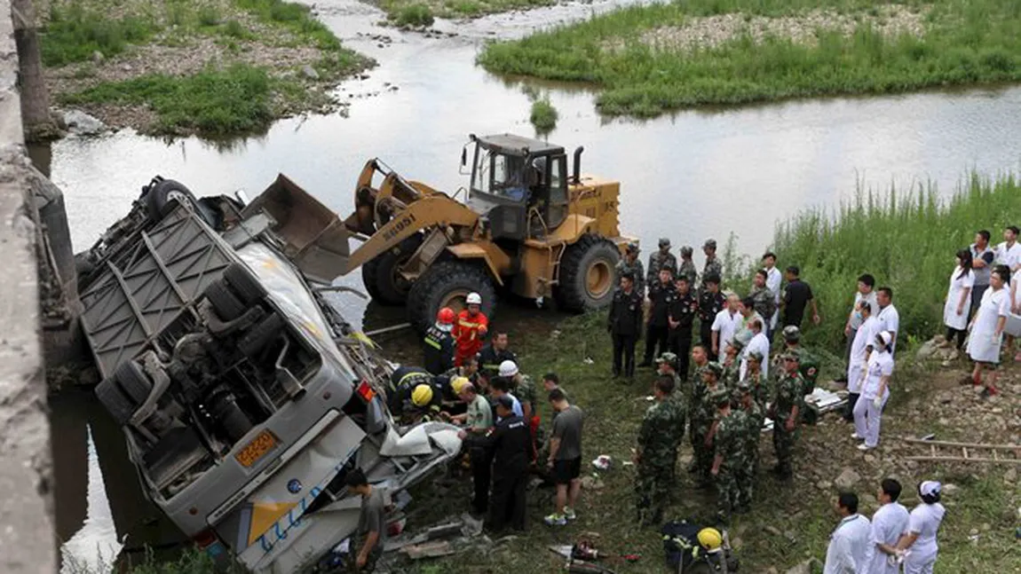 Accident grav, cu 10 morţi şi patru dispăruţi. Un microbuz a căzut într-un râu