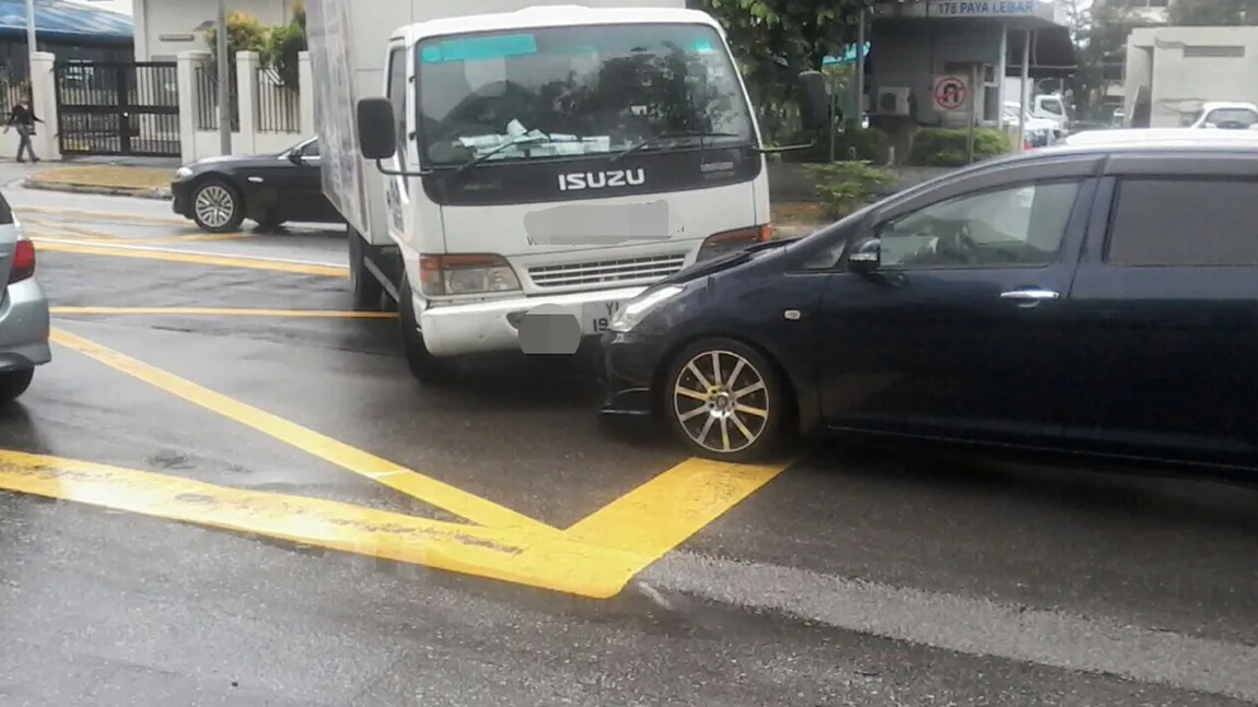 Bani păziţi cu arma pe şosea, în Mehedinţi. O maşină de valori a fost implicată într-un accident rutier