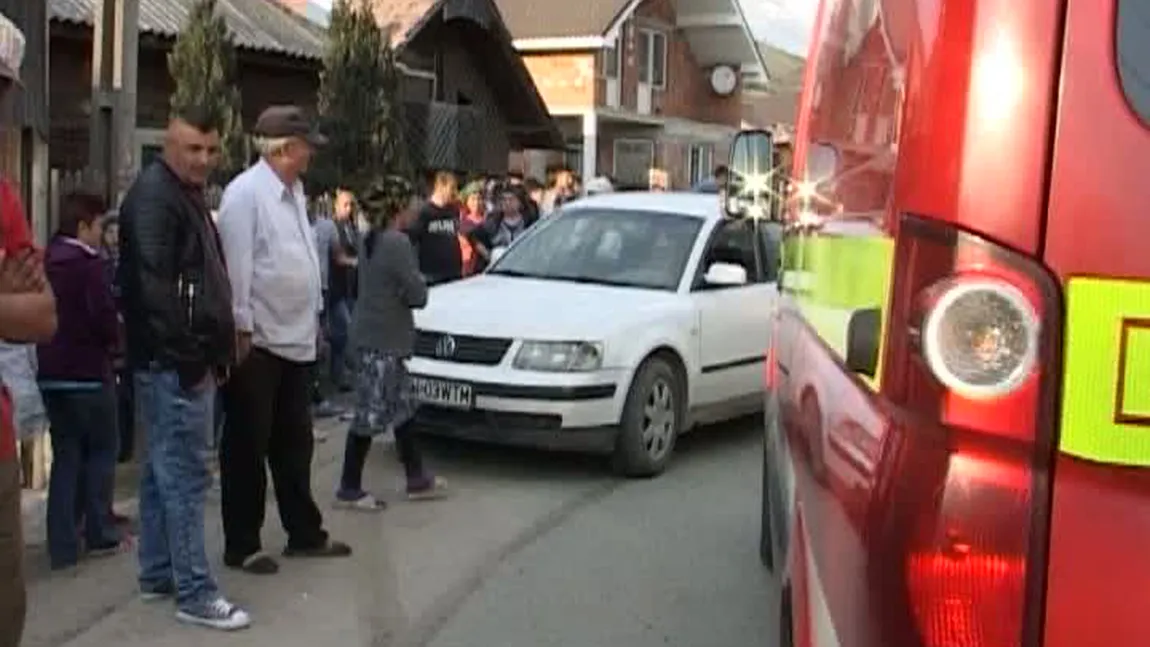 O bătrână se zbate între viaţă şi moarte după ce a fost lovită cu maşina de un vecin, iar un şofer băut a intrat într-un gard