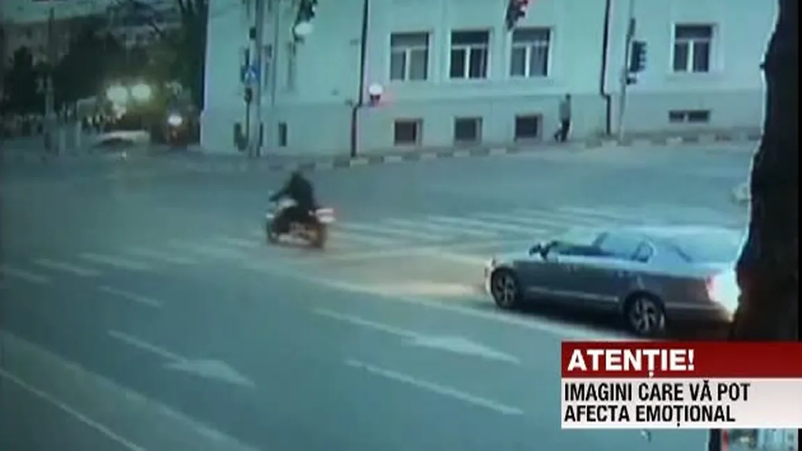 Accident grav, filmat de camerele de supraveghere. Un motociclist a fost spulberat de o maşină la semafor