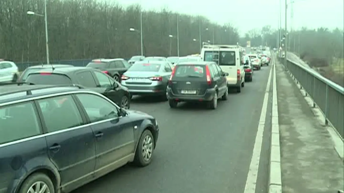 Probleme în trafic, pe mai multe drumuri naţionale se circulă greu